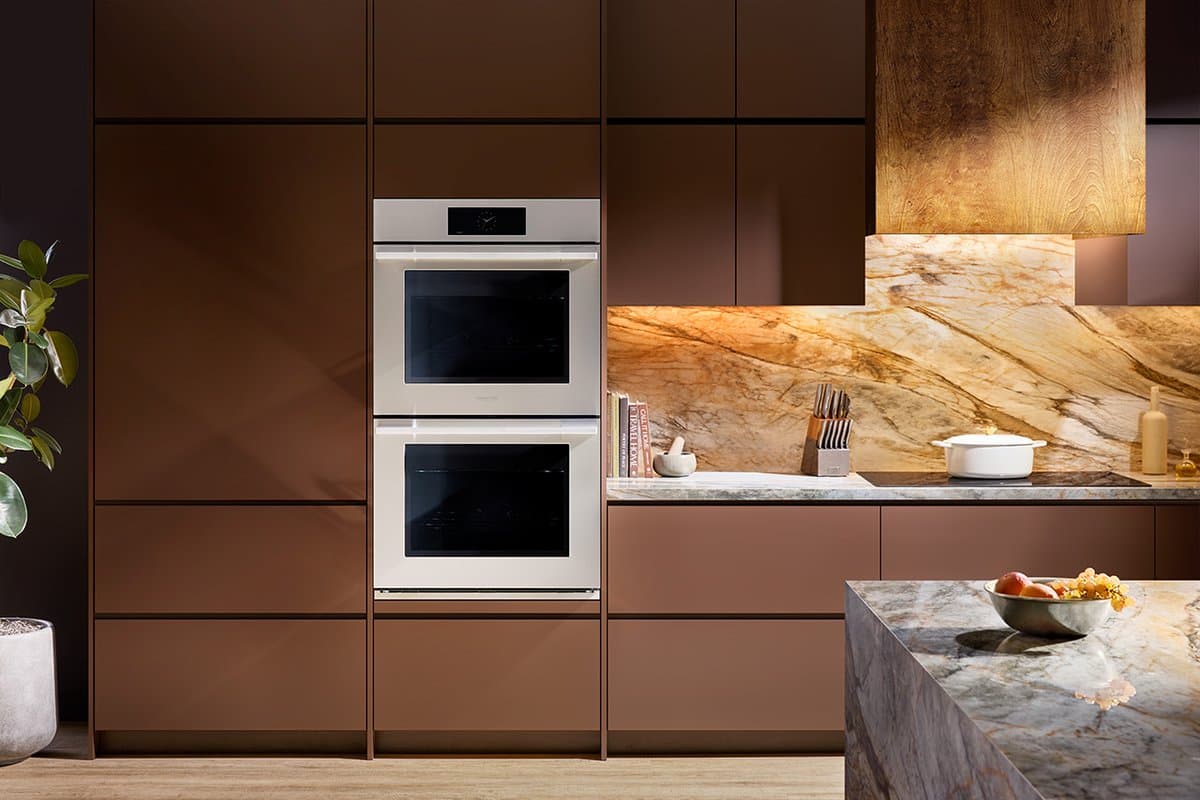 Hisense Hi9 oven interior showing AI-powered InCamera food recognition system