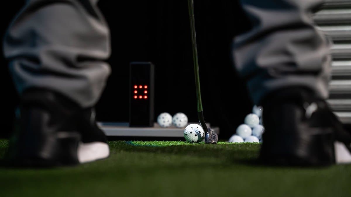 Putting simulator showing green topography and ball tracking