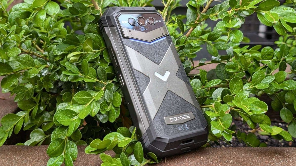 DOOGEE V Max Plus displaying its reinforced frame and protective screen design